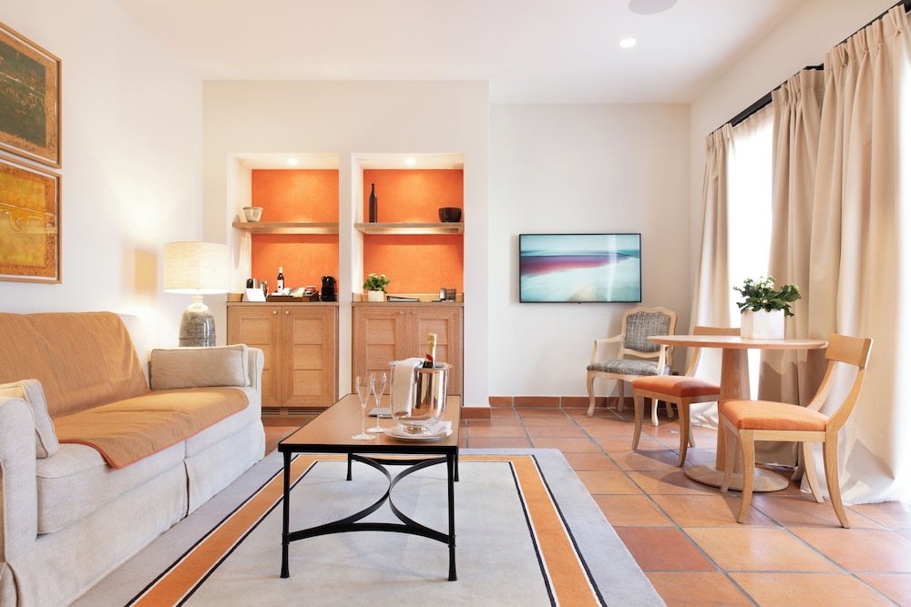 Deluxe Suite (King) - Photo 4