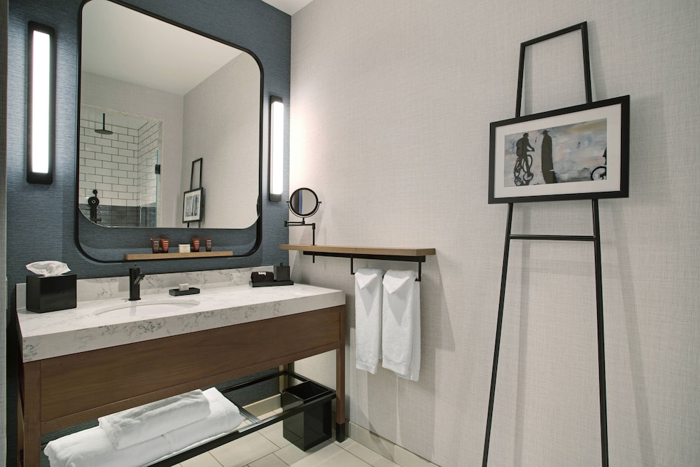 Room, 2 Queen Beds, City View (Mobility Accessible, Roll-in Shower) - Photo 2