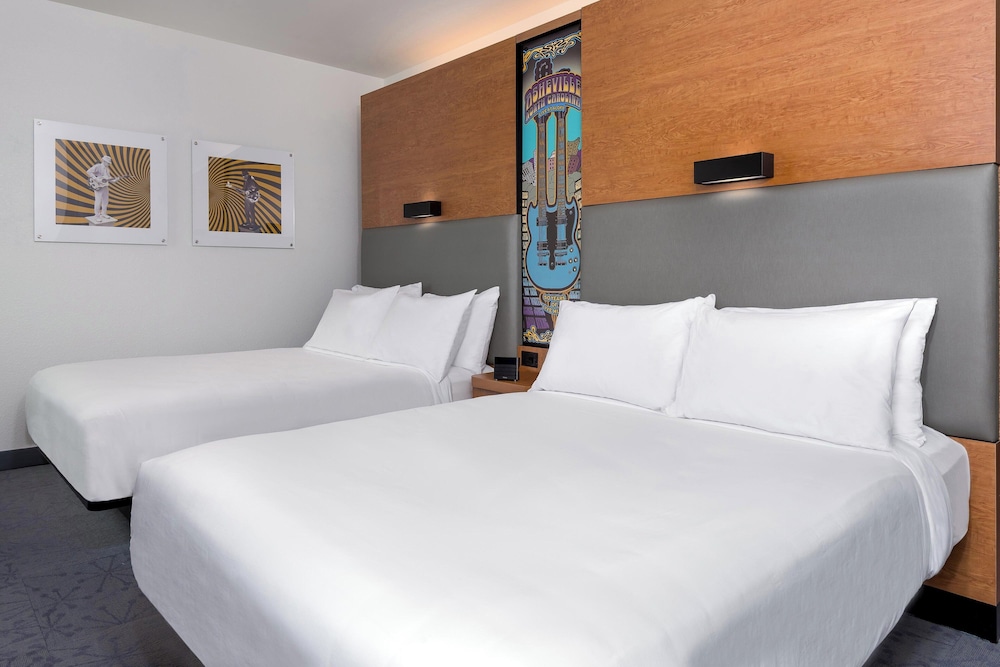 Traditional Room, 2 Queen Beds, Mountain View, Poolside (Mobility/Hearing Accessible, Tub) - Photo 3