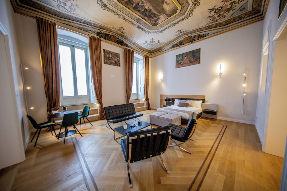 Luxury Suite, 1 Queen Bed, City View