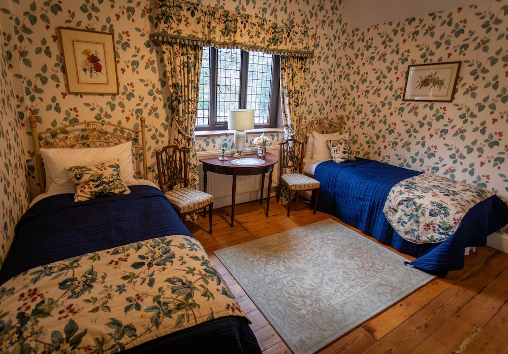 Standard Twin Room, Private Bathroom (Latham) photo 1
