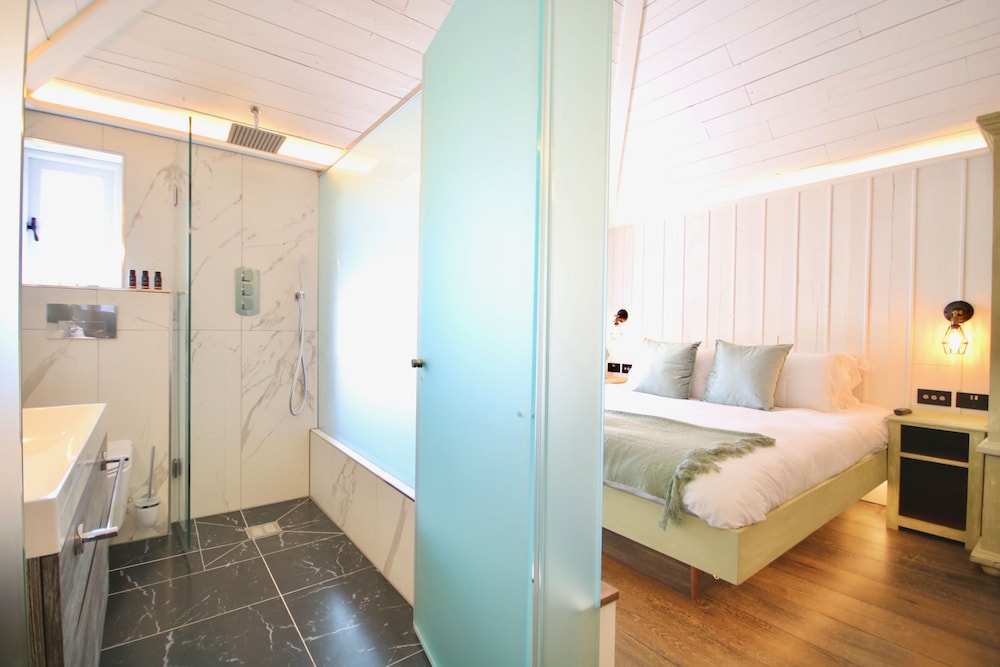 Luxury Double Room, 1 King Bed, Non Smoking, Private Bathroom photo 1