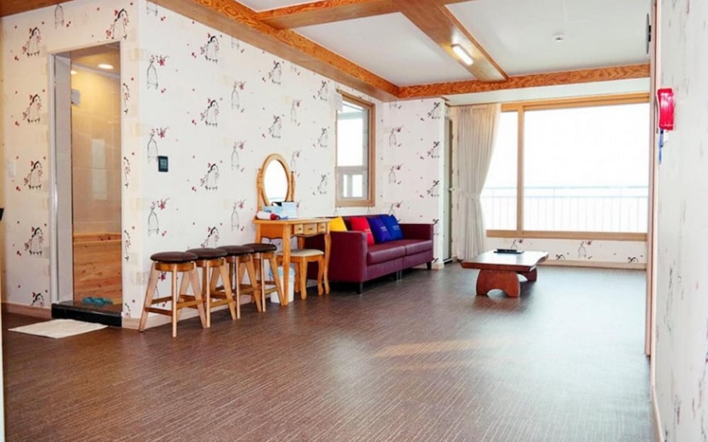 Room (Building 1 Room 102 (Salt Water Hot S)