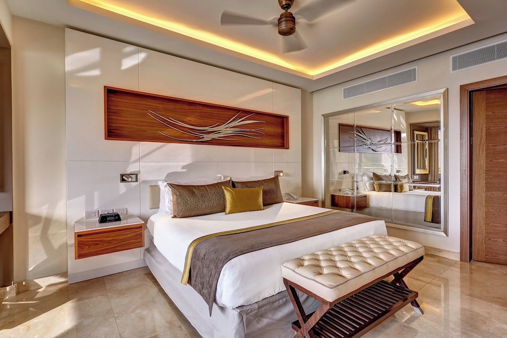 Luxury Chairman Two Bedroom Suite Ocean Front Swim Out Diamond Club - Photo 19