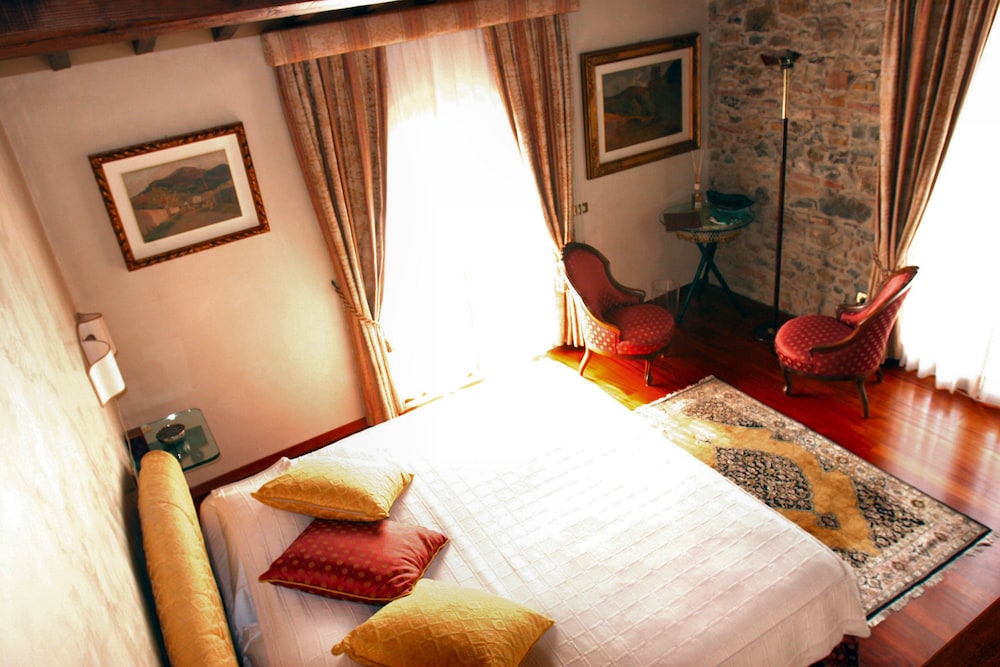 Deluxe Double Room, Bathtub, Pool View photo 3