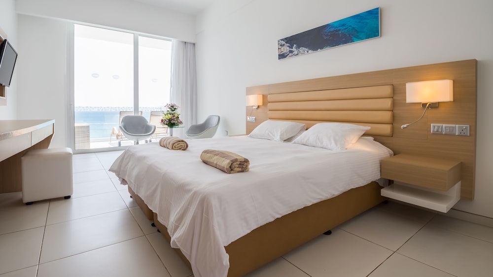 Superior Double or Twin Room, Balcony, Sea View photo 3