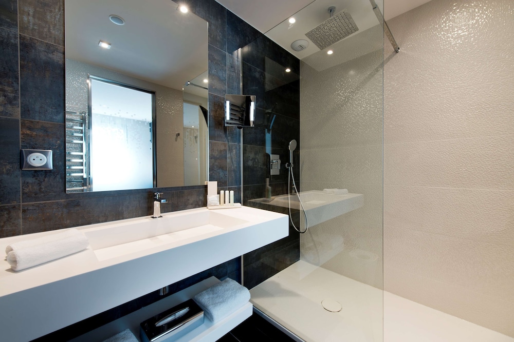 Junior Suite, Multiple Beds, Kitchen - Photo 7