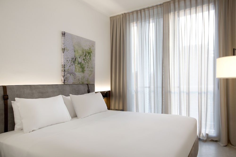 Deluxe Room, 1 King Bed, Garden Area