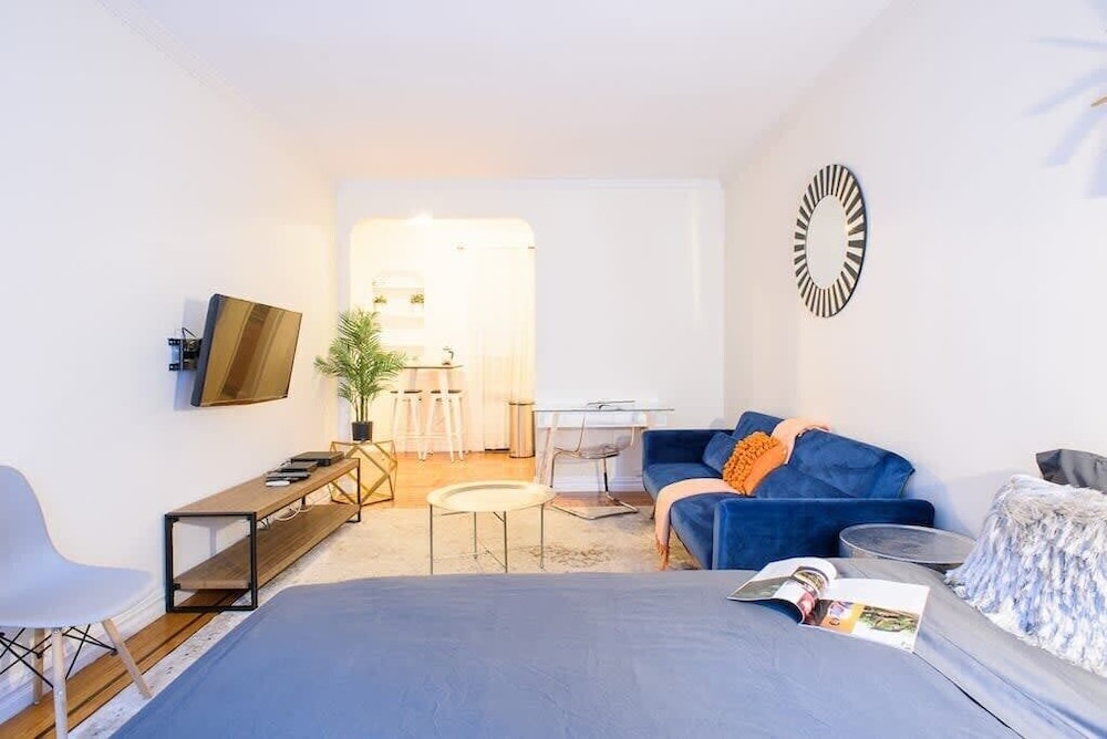Studio, 1 Queen Bed, Pets Allowed photo 3