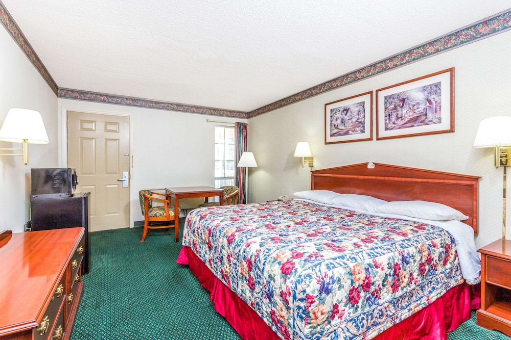 Standard Room, 1 King Bed photo 1