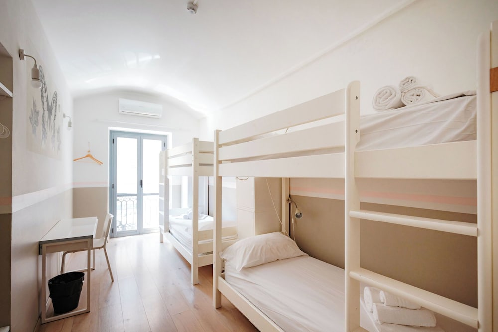 Single Bed in Mixed Dormitory with 4 Beds