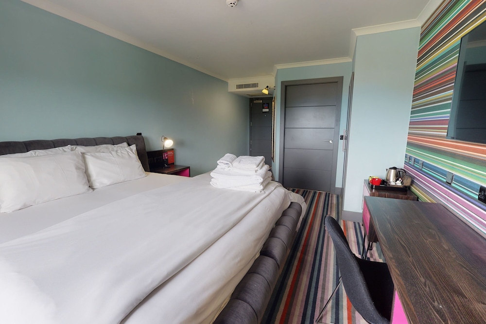 Family Room (1 King & 2 Rollaways Beds) - Photo 1