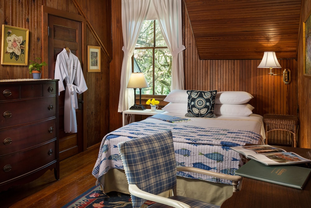 Deluxe Room, 1 Queen Bed, Non Smoking photo 1
