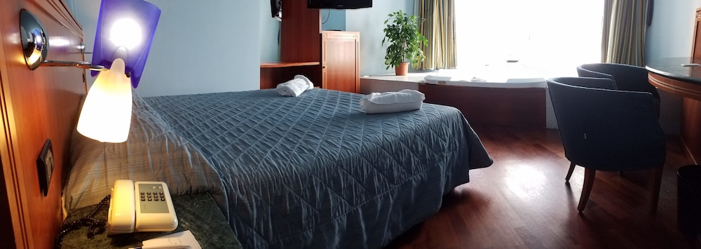 Deluxe Suite, Hot Tub - Photo 4