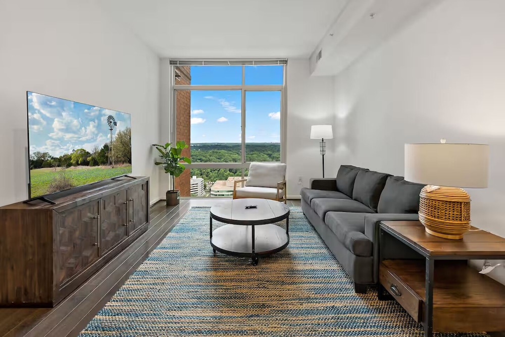 Luxury Apartment, 2 Bedrooms, Pets Allowed, City View