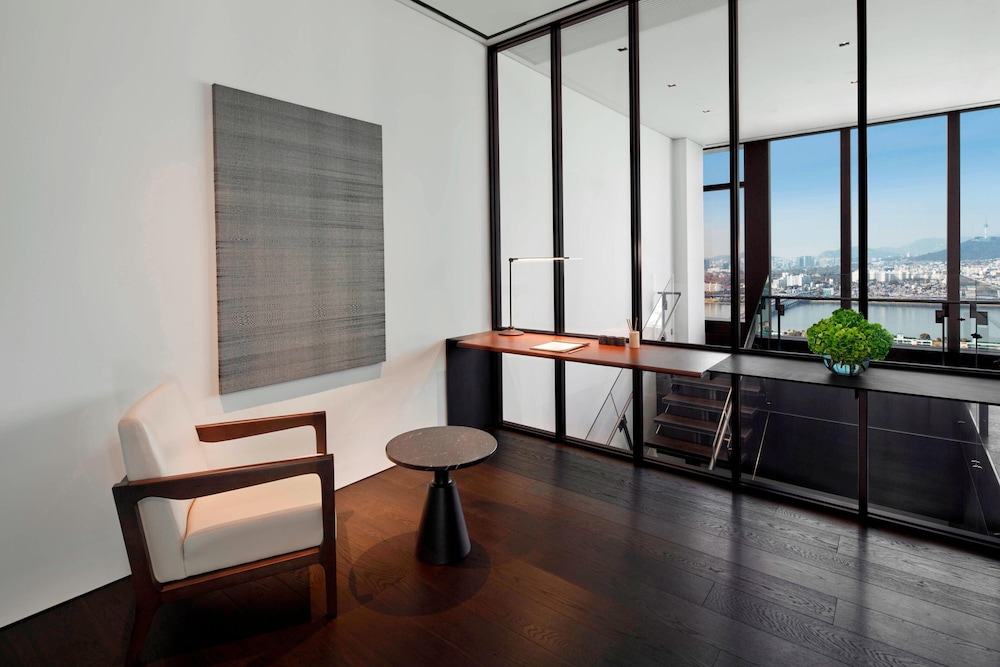 Ambassador Penthouse, 1 King Bed, 1 Bedroom, Non Smoking, River View (Executive Lounge Access) photo 3