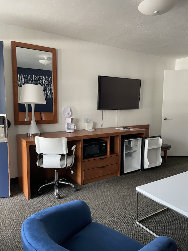 Suite, 1 King Bed (2 Rooms) photo 2