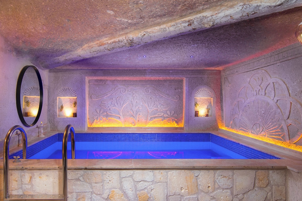 White Honeymoon Suite photo 3