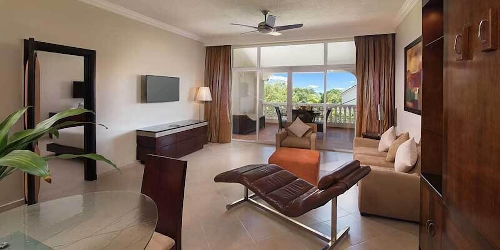Deluxe Suite, 2 Queen Beds, Kitchen photo 1