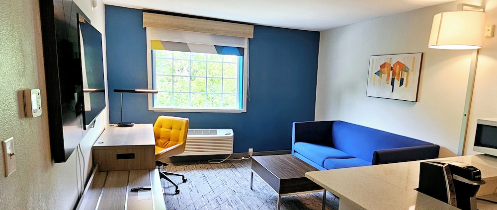 Suite, 1 King Bed, Accessible (Communications) - Photo 8