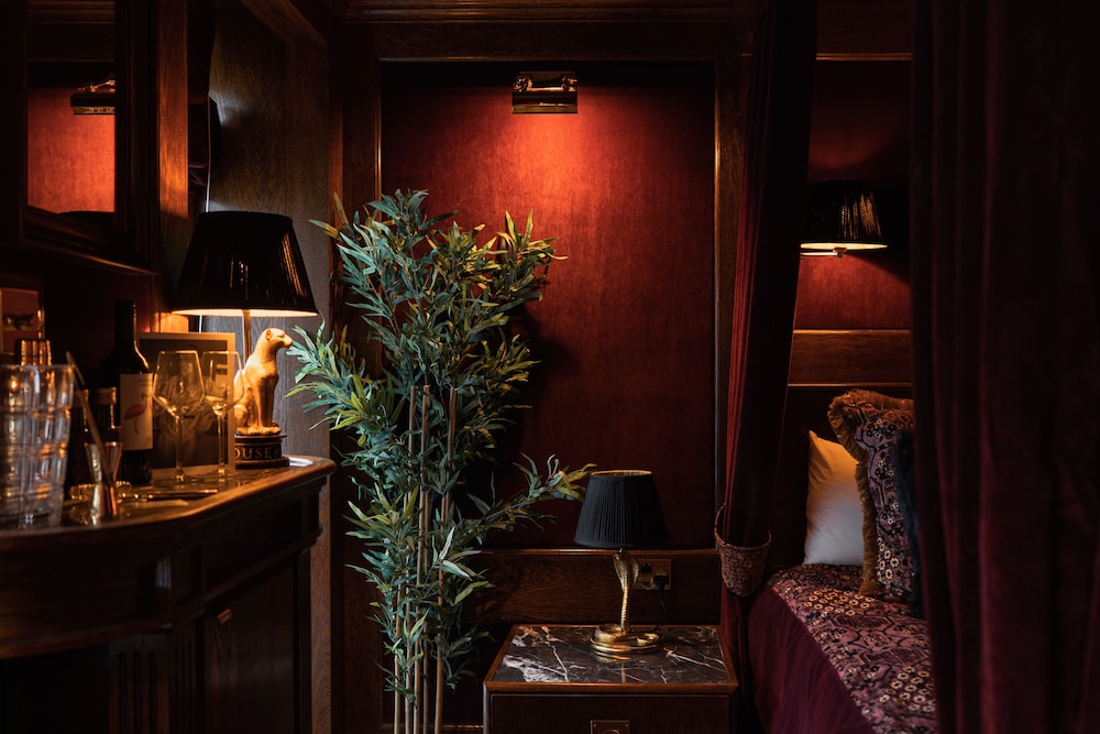 The Suite thumbnail 6