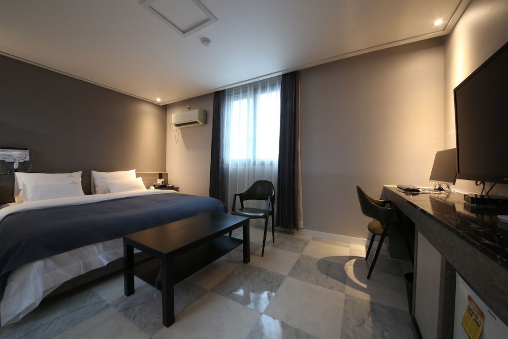 Standard Room, 1 Queen Bed
