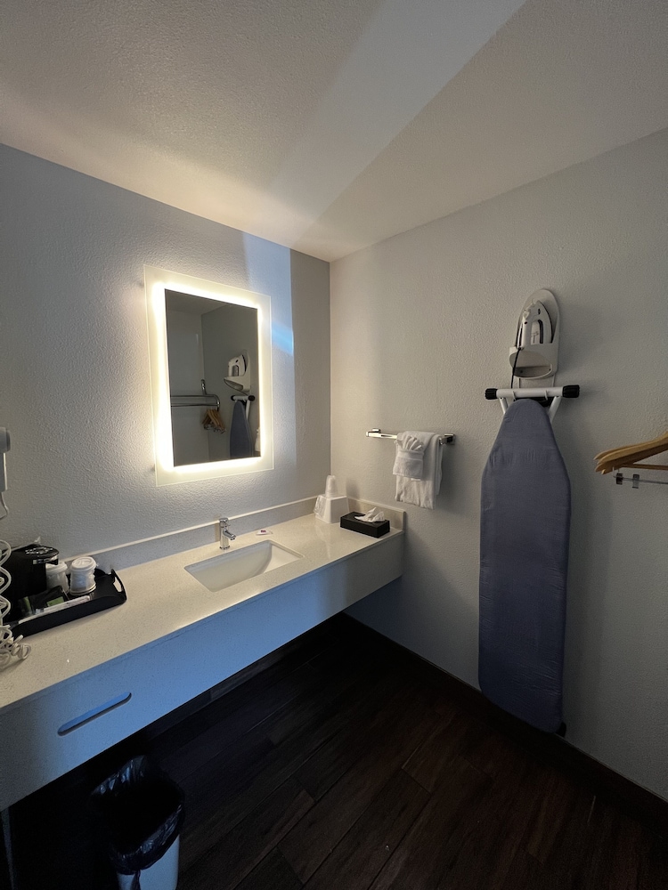Standard Room, 1 King Bed, Non Smoking, Refrigerator & Microwave - Photo 7