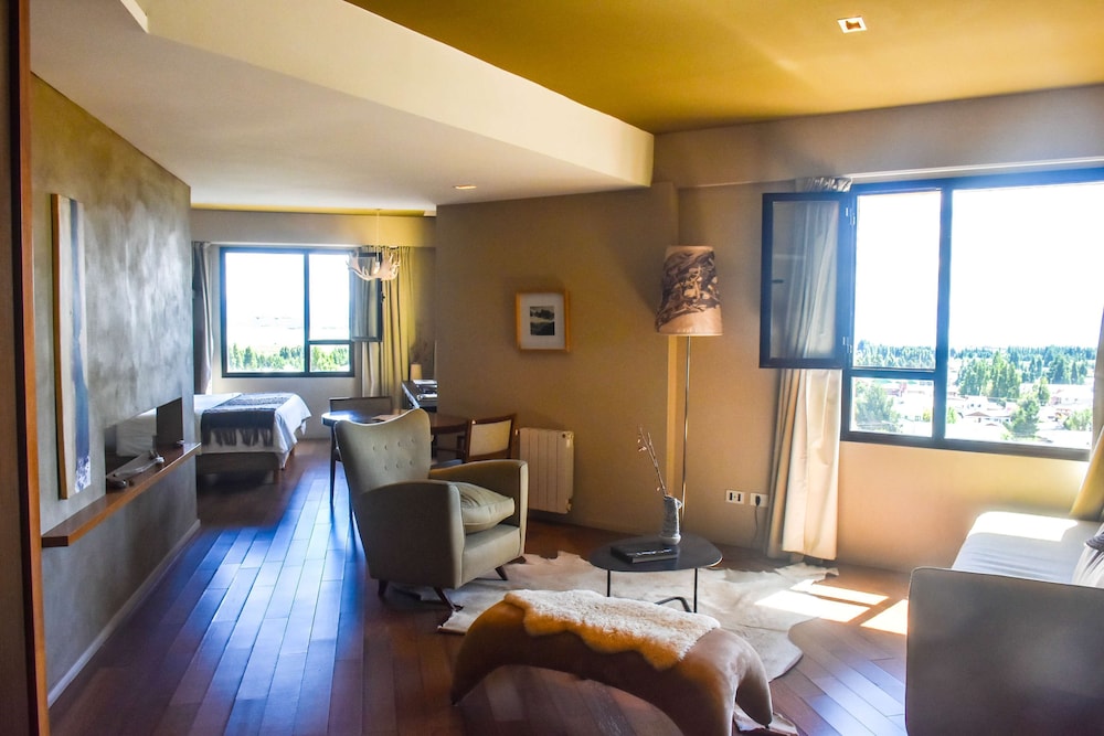 Suite, 1 Queen Bed thumbnail 5