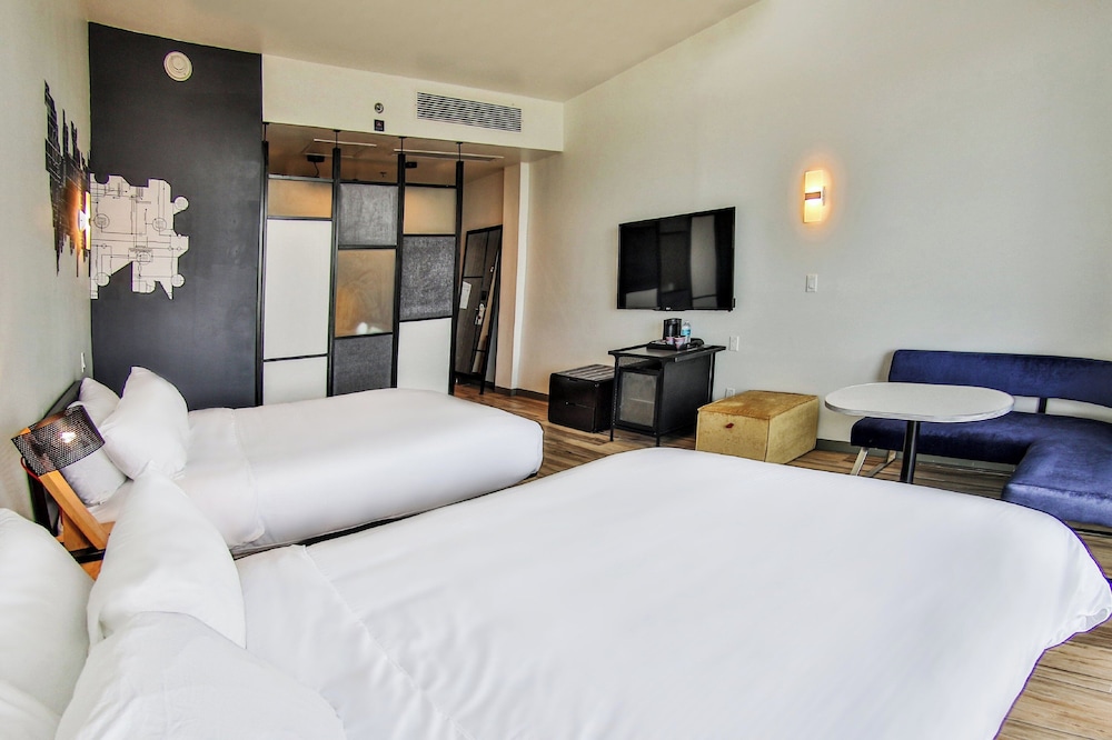 aloft, Room, 2 Queen Beds - Photo 4