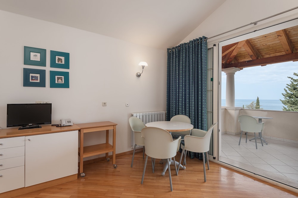 Basic Twin Room, Balcony, Partial Sea View - Photo 3