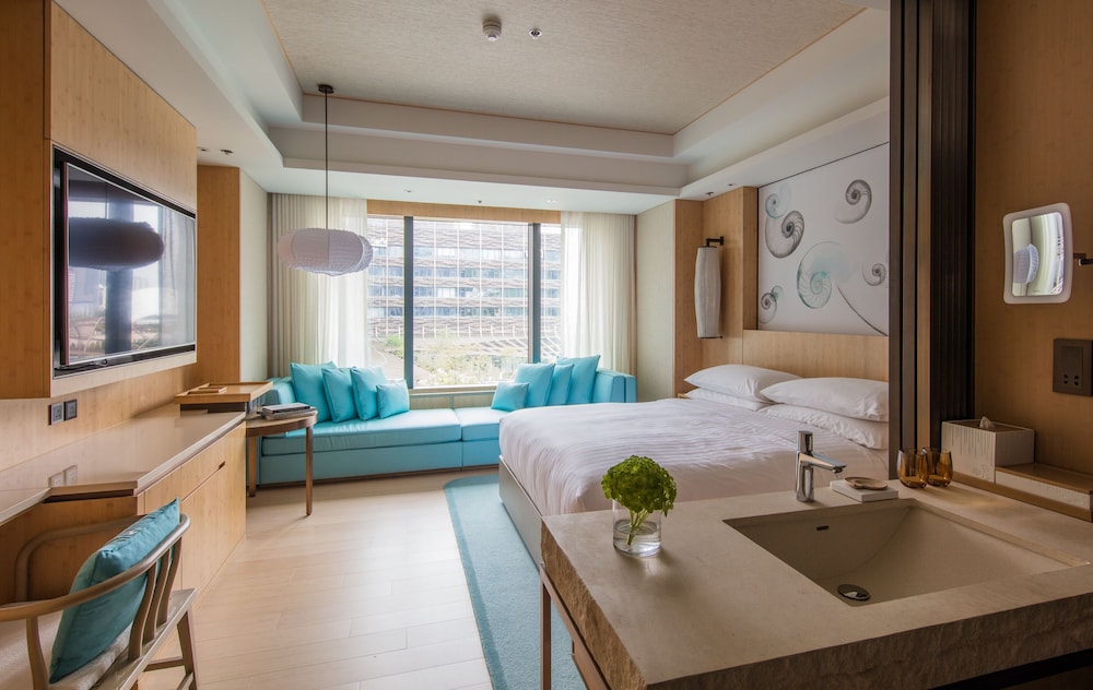 Oversized Tub, M Club Lounge Access, Guest Room, 1 King, Pool View Oversized Tub, M Club Lounge Access, Guest Room, 1 King, Pool View