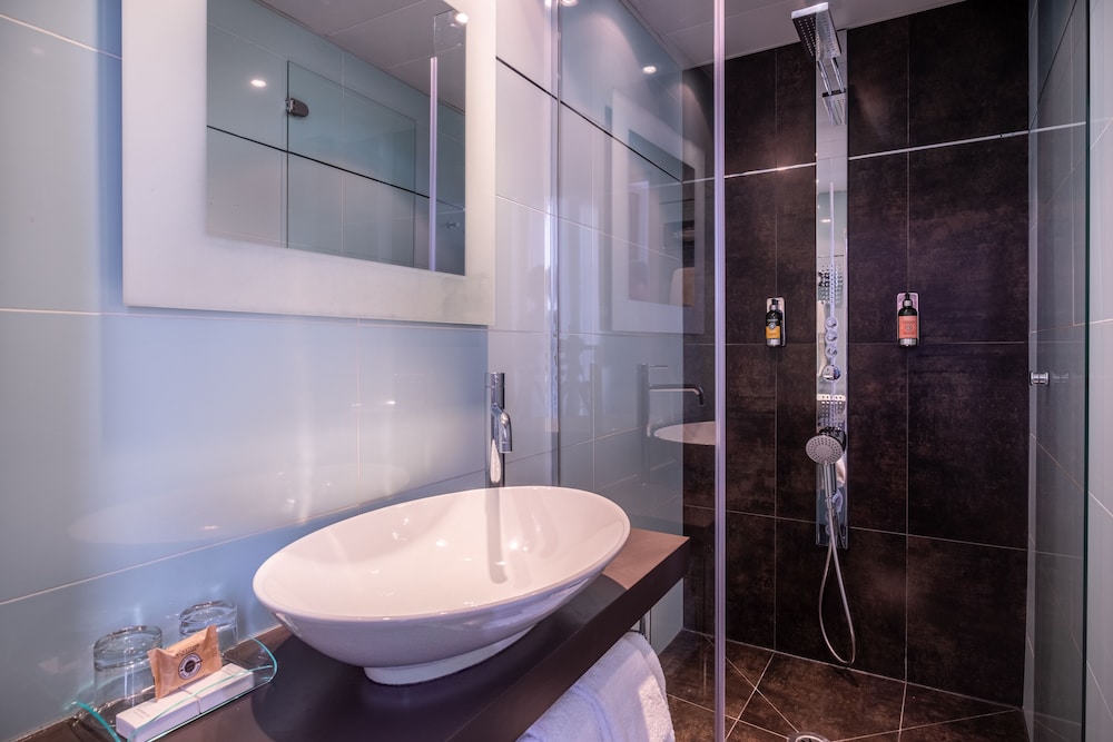 Hôtel Casimir bathroom photo