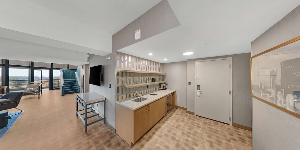 Suite, 1 Bedroom - Photo 6