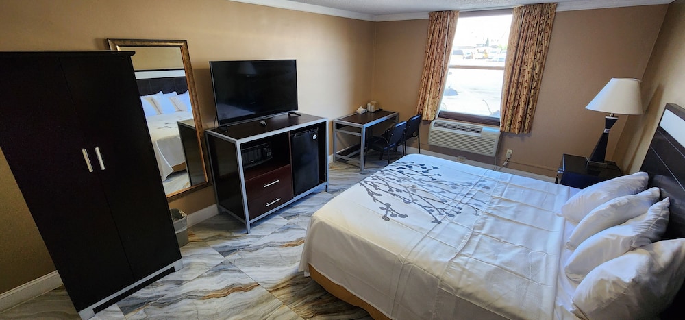 Room, 1 King Bed, Non Smoking - Photo 2