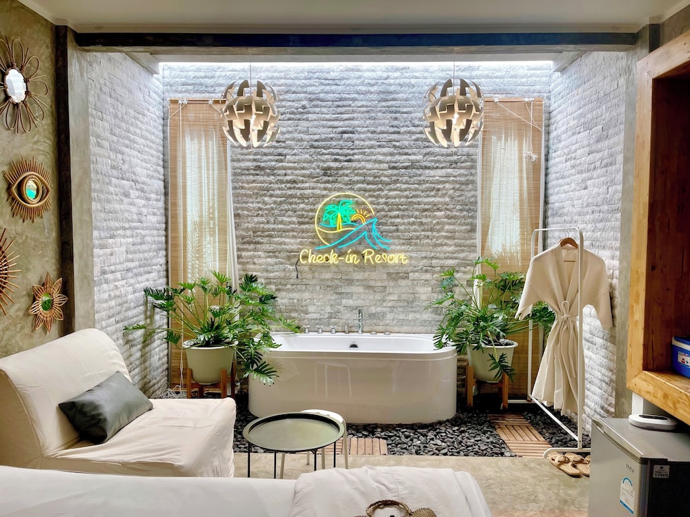 Deluxe Room, 1 King Bed, Non Smoking, Bathtub