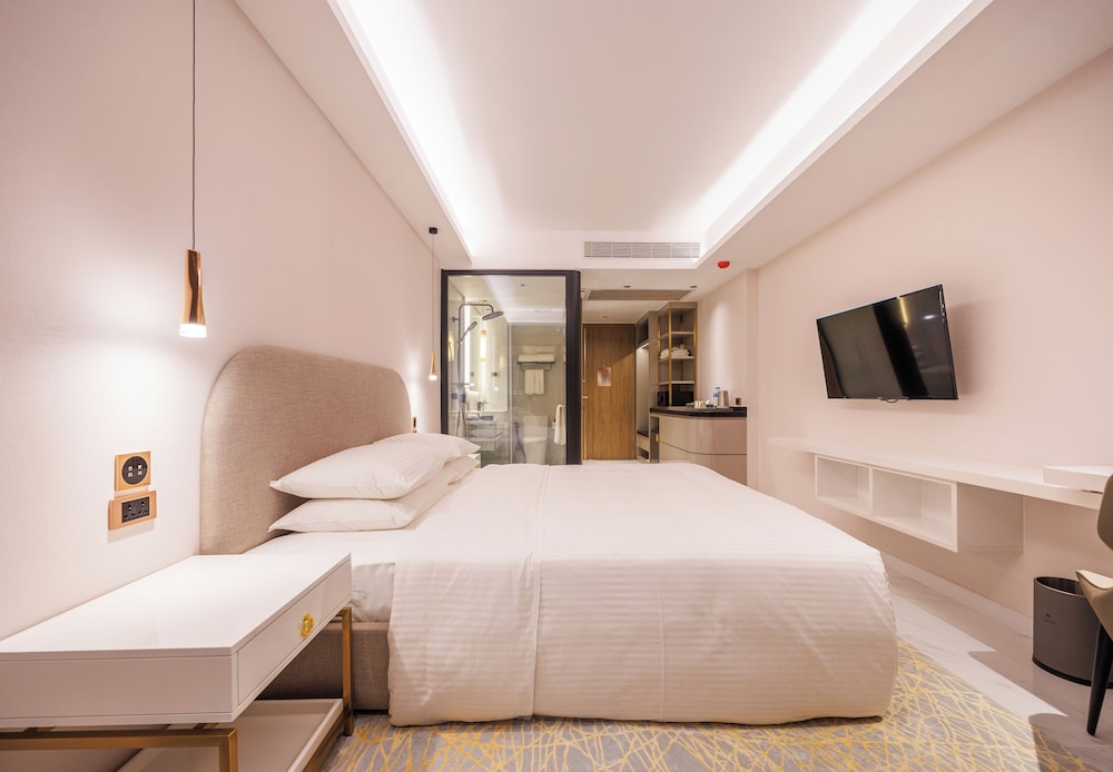 Deluxe Double Room, Balcony, City View photo 3