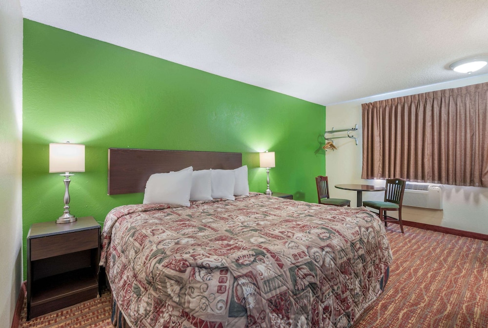 Standard Room, 1 King Bed, Non Smoking photo 2