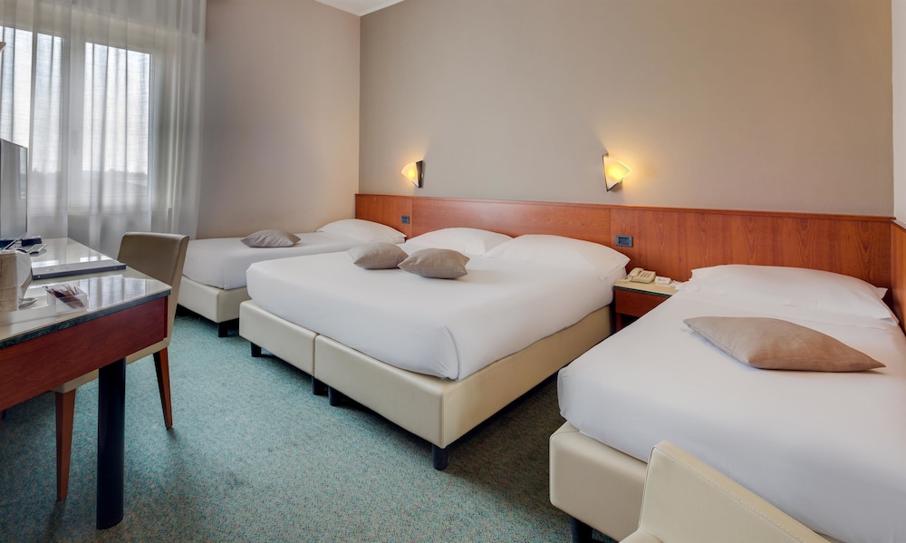 Classic Room, Multiple Beds - Photo 3