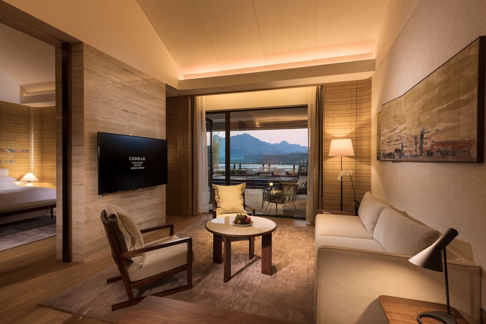 Deluxe Suite, 1 King Bed, Lake View - Photo 5