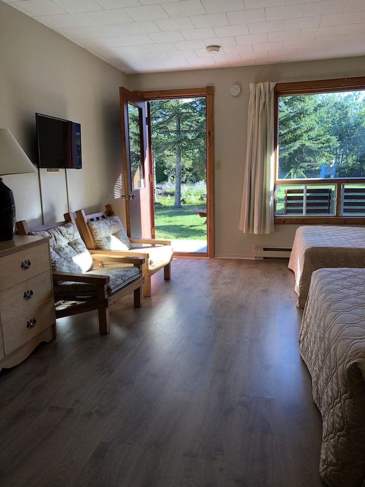 Double Room - Pool View/Wood Floor photo 2
