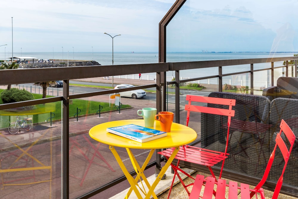 Family Room, 1 King Bed, Terrace, Sea View (with Sofabed) photo 2