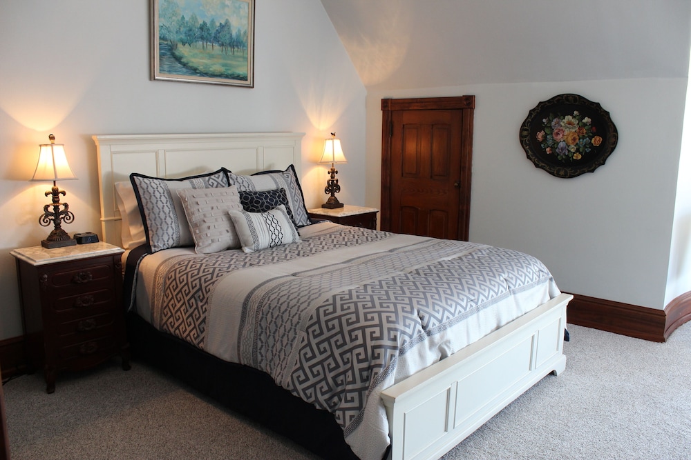 Signature Suite, 1 Queen Bed, City View, Tower