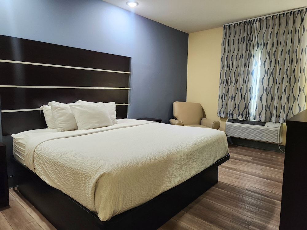 Deluxe Room, 1 King Bed, Non Smoking - Photo 4