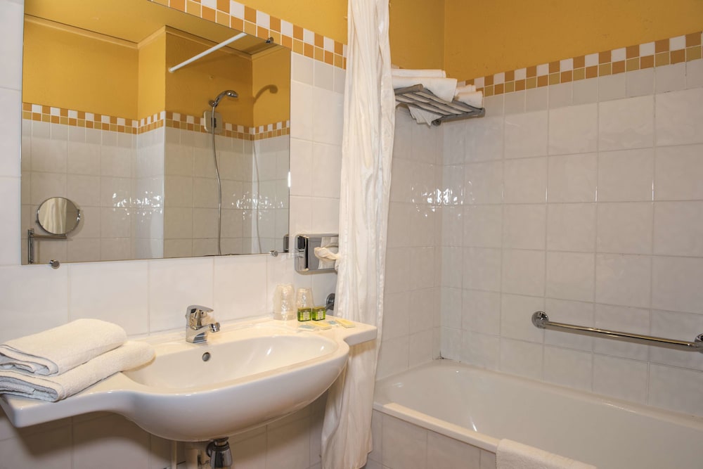 Family Quadruple Room, Private Bathroom - Photo 5