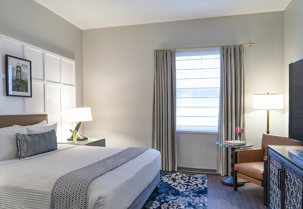 Queen Guestroom Accessible - Photo 3