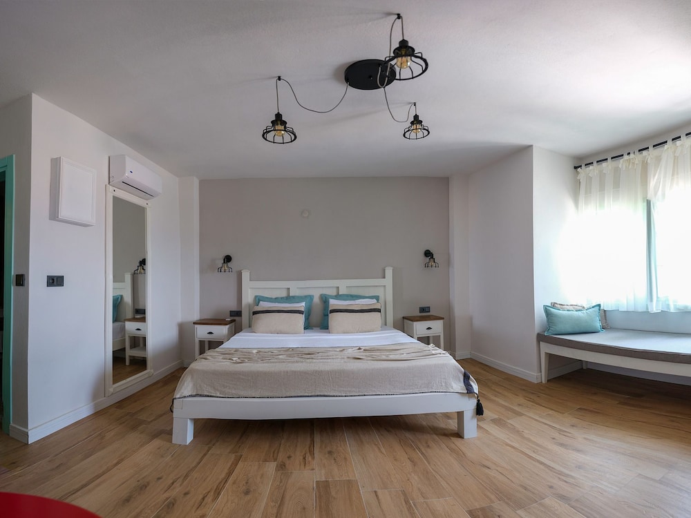 Deluxe Room, Hill View (Bay Window) photo 1