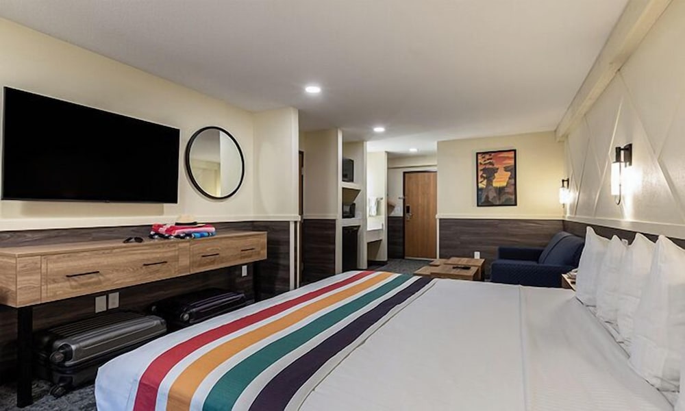 Standard Room, 1 King Bed, Accessible, Balcony photo 1