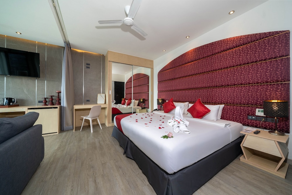 Oceanfront Standard Jacuzzi Suite - Photo 1