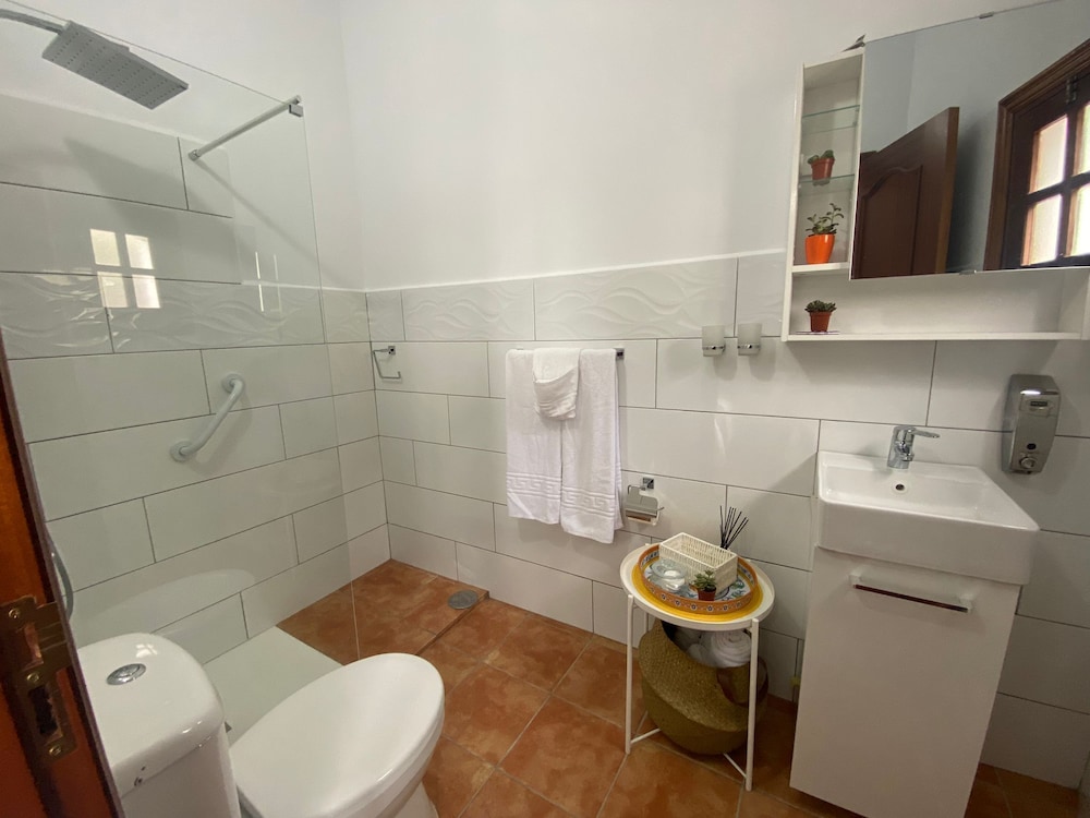Basic Double Room, Multiple Beds photo 2