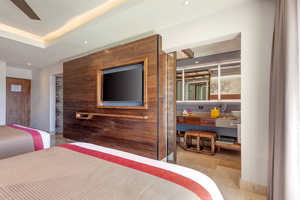 STAR Class Junior Suite Ocean View photo 2